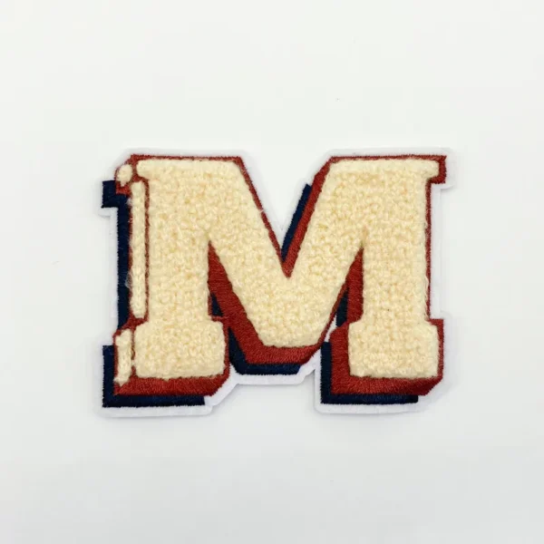 Patches de Chenille Letterman para Chapéus – Grande "M" com Borda Vermelha Bordada