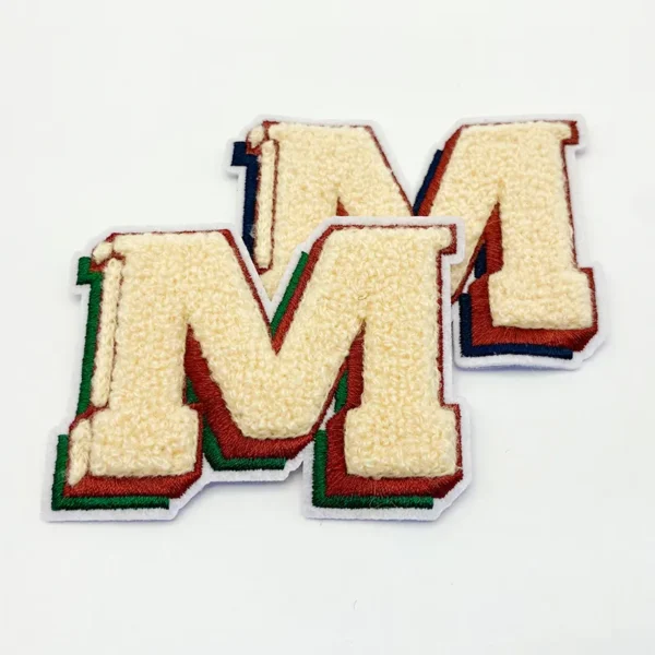 Chenille Letterman Patches for Hats – Large "M" with Red Embroidered Edge - Imagem 2