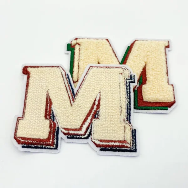 Chenille Letterman Patches for Hats – Large "M" with Red Embroidered Edge - Imagem 3