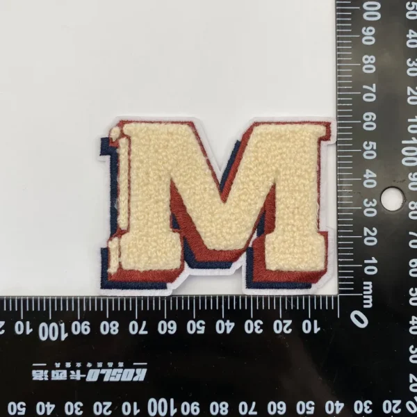 Chenille Letterman Patches for Hats – Large "M" with Red Embroidered Edge - Imagem 4