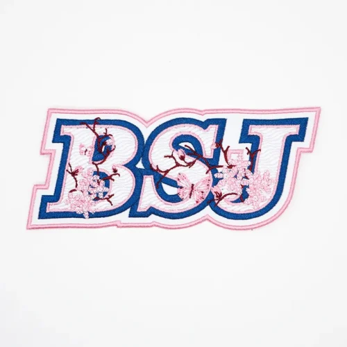 Patch personalizzate con logo ricamato – bordo rosa, ricamo con lettere blu