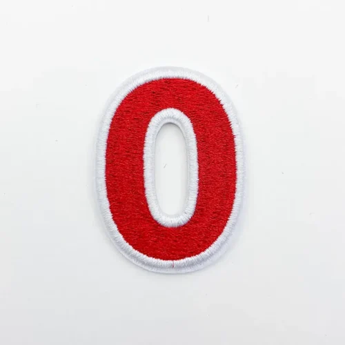 Toppe ricamate personalizzate – Lettera "O" rossa con bordo bianco