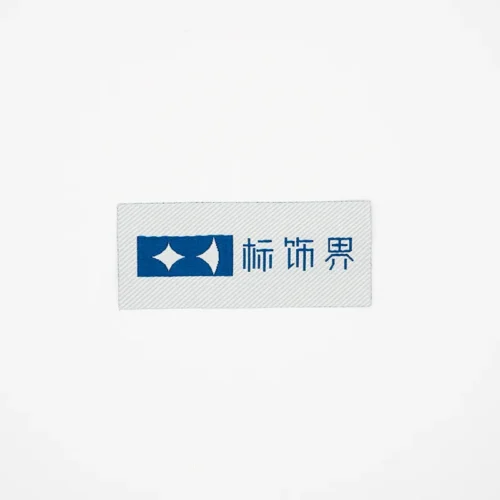 Étiquettes en tissu tissé personnalisées avec logo bleu sur fond blanc