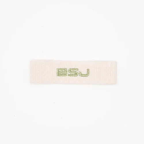 Piccola toppa ricamata beige – Etichetta verde “BSJ”