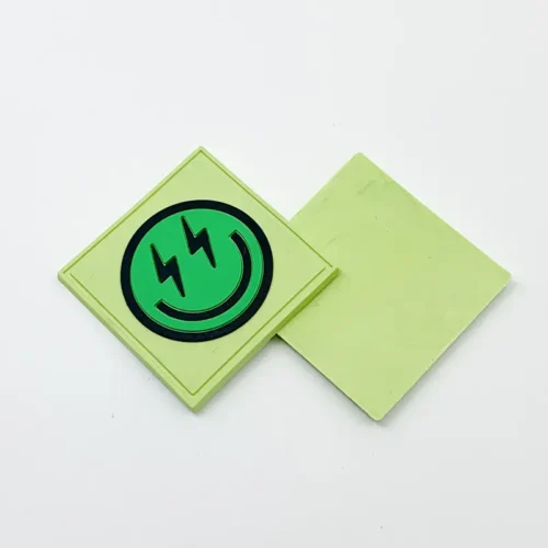 Parches de PVC verdes divertidos con diseño de sonrisa de rayo