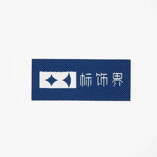 Étiquette tissée pour chapeaux avec logo blanc sur base bleu marine