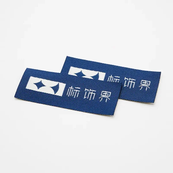 ⁦Label Woven for Hats with White Logo on Navy Base⁩ - الصورة ⁦3⁩