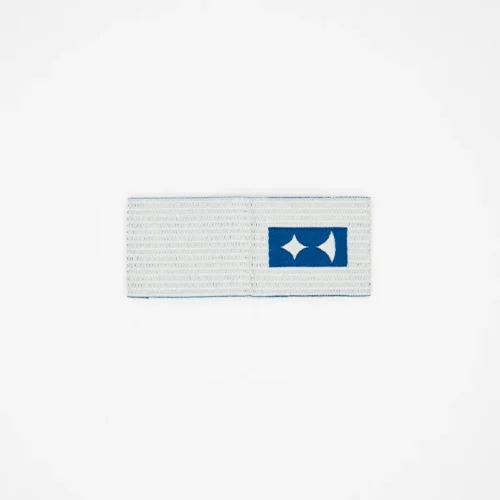 Étiquettes de vêtements tissées personnalisées avec logo bleu sur base blanche
