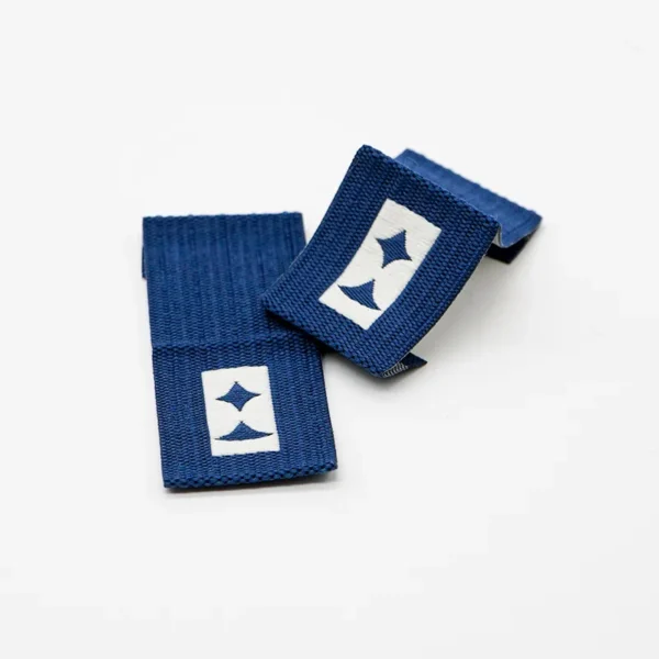 ⁦Deep Blue Woven Label Tags with White Logo for Hats⁩ - الصورة ⁦2⁩