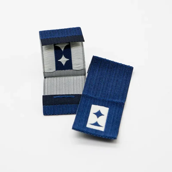 ⁦Deep Blue Woven Label Tags with White Logo for Hats⁩ - الصورة ⁦3⁩