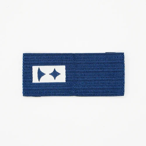 Étiquettes tissées bleu foncé avec logo blanc pour chapeaux