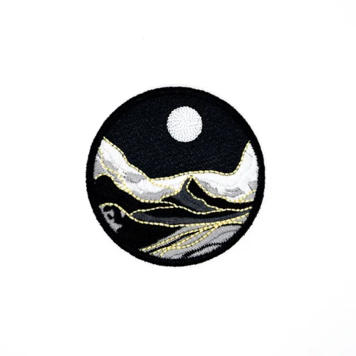 Patches de velcro bordados personalizados com cena de montanha lunar