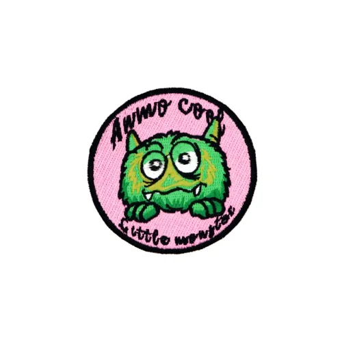 Graziose toppe ricamate – Mostro verde con sfondo rosa