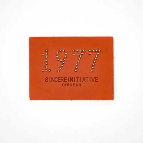 Patch adhésif en cuir orange avec clous argentés