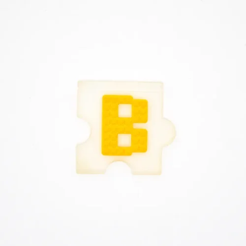 Parche de PVC transparente para sombrero con Lego amarillo “B”