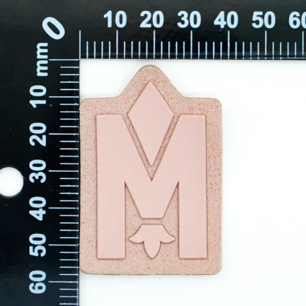 Pink Label with “M” Letter and Floral Detail - silicone patches dermaclara - Imagem 5