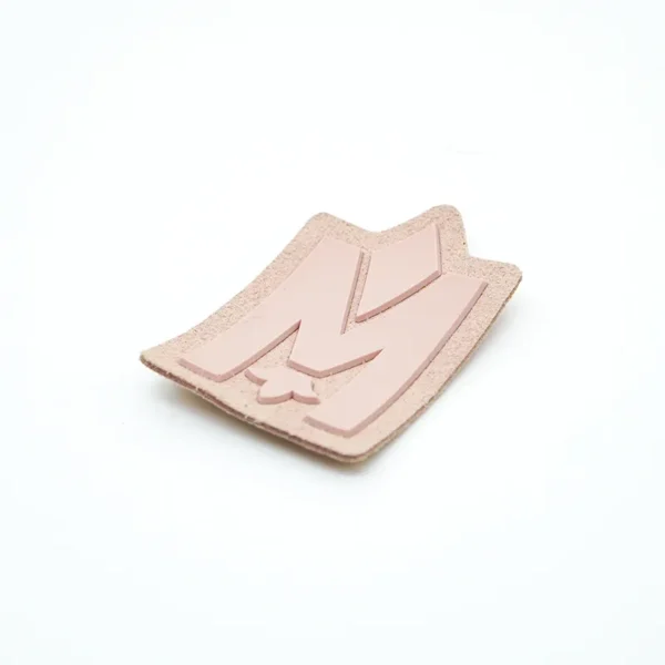 Pink Label with “M” Letter and Floral Detail - silicone patches dermaclara - Imagem 2