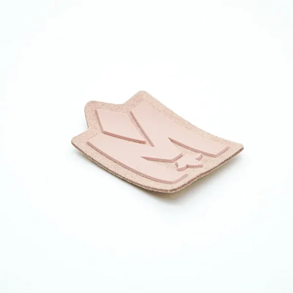 Pink Label with “M” Letter and Floral Detail - silicone patches dermaclara - Imagem 3