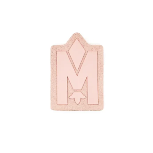 Etiqueta Rosa com Letra “M” e Detalhe Floral - adesivos de silicone dermaclara