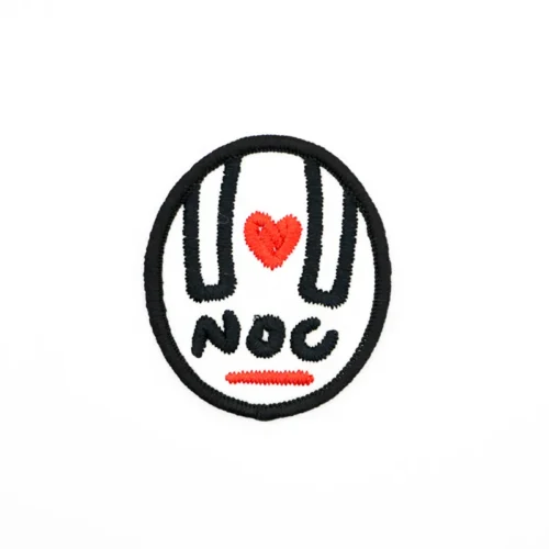 Patch de nome bordado com desenho de coração