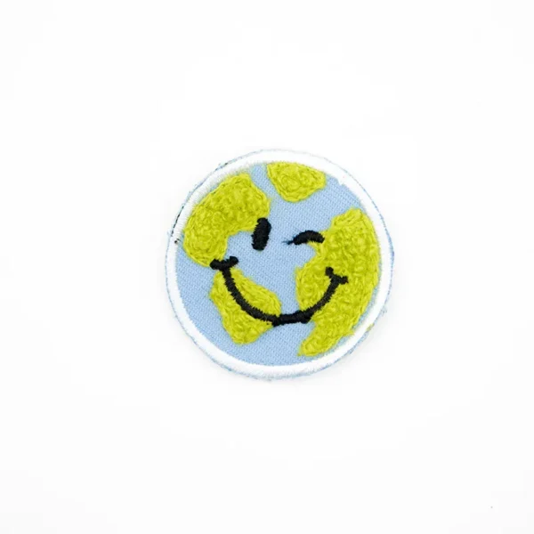 Toppa con logo termoadesivo – Smiley terrestre ricamato per cappelli