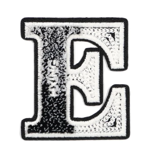 Patch bordado com a letra E em estilo universitário, preto e branco, com gradiente para escova de dentes