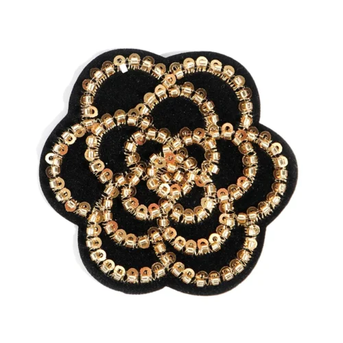 Patch bordado com lantejoulas douradas em forma de flor de camélia