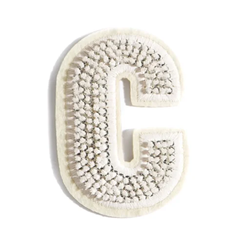 Patch bordado em Chenille (escova de dentes) branco creme e prateado com a letra C