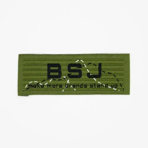 Etiquetas tejidas personalizadas con base verde para mochilas